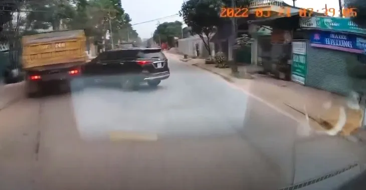 Tai nạn do chuyển hướng bất ngờ - Ảnh 1. Tai nạn do chuyển hướng bất ngờ - Ảnh 1.