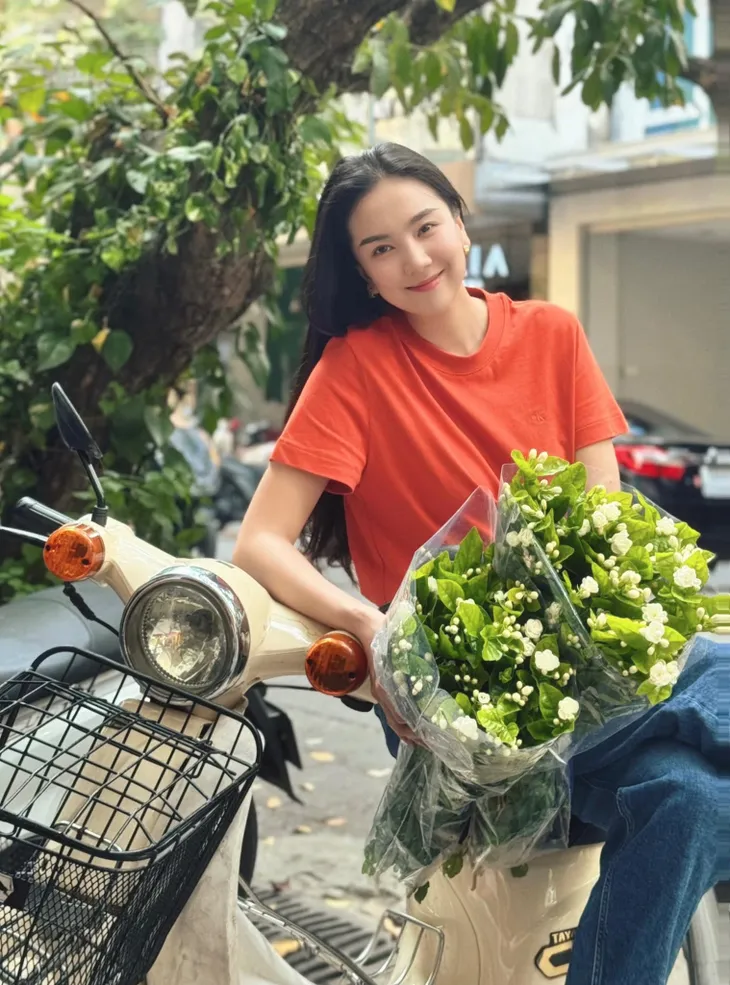 Hé lộ thiệp cưới của Gin - Puka, Hồ Quỳnh Hương khoe eo thon bên nhạc sĩ Đỗ Bảo - Ảnh 5. Hé lộ thiệp cưới của Gin - Puka, Hồ Quỳnh Hương khoe eo thon bên nhạc sĩ Đỗ Bảo - Ảnh 5.