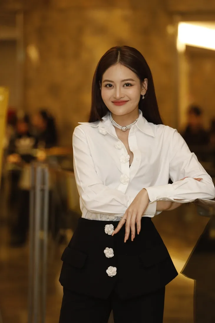 Dàn diễn viên Chúng ta của 8 năm sau tông xuyệt tông dự họp báo - Ảnh 1. Dàn diễn viên Chúng ta của 8 năm sau tông xuyệt tông dự họp báo - Ảnh 1.
