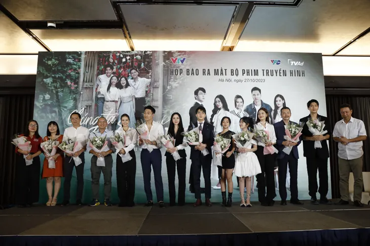 Dàn diễn viên Chúng ta của 8 năm sau tông xuyệt tông dự họp báo - Ảnh 8. Dàn diễn viên Chúng ta của 8 năm sau tông xuyệt tông dự họp báo - Ảnh 8.