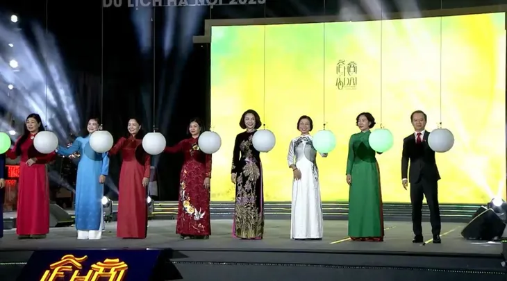 Khai mạc Lễ hội Áo dài Du lịch Hà Nội 2023: Phát triển du lịch gắn liền bảo tồn giá trị văn hóa truyền thống - Ảnh 6. Khai mạc Lễ hội Áo dài Du lịch Hà Nội 2023: Phát triển du lịch gắn liền bảo tồn giá trị văn hóa truyền thống - Ảnh 6.