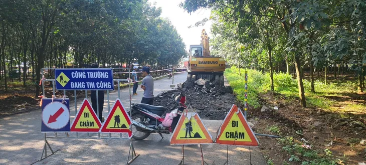 Đồng Nai: Thảm nhựa đường lúc trời mưa, đơn vị thi công bị yêu cầu cào lên làm lại - Ảnh 1. Đồng Nai: Thảm nhựa đường lúc trời mưa, đơn vị thi công bị yêu cầu cào lên làm lại - Ảnh 1.