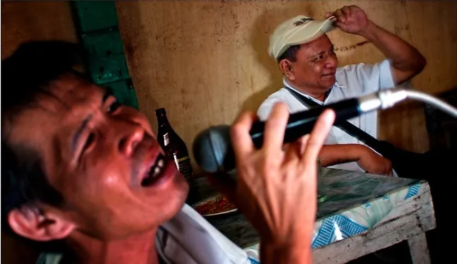 Hát karaoke được ưa chuộng, trở thành một nét văn hóa tại Philippines - Ảnh 1. Hát karaoke được ưa chuộng, trở thành một nét văn hóa tại Philippines - Ảnh 1.