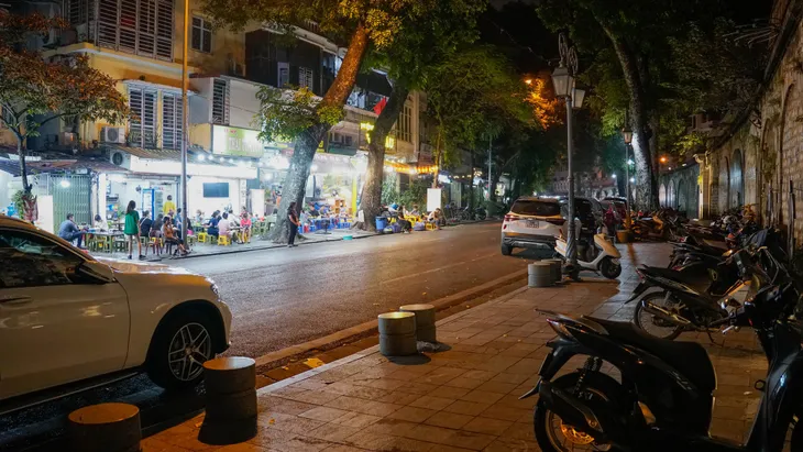 Phố Bích hoạ Phùng Hưng vắng vẻ, vỉa hè bị lấn chiếm làm bãi gửi xe - Ảnh 7. Phố Bích hoạ Phùng Hưng vắng vẻ, vỉa hè bị lấn chiếm làm bãi gửi xe - Ảnh 7.