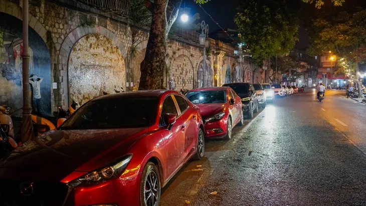 Phố Bích hoạ Phùng Hưng vắng vẻ, vỉa hè bị lấn chiếm làm bãi gửi xe - Ảnh 6. Phố Bích hoạ Phùng Hưng vắng vẻ, vỉa hè bị lấn chiếm làm bãi gửi xe - Ảnh 6.