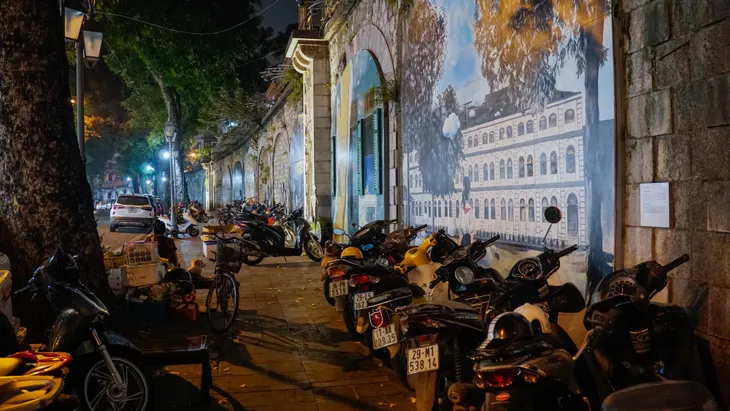Phố Bích hoạ Phùng Hưng vắng vẻ, vỉa hè bị lấn chiếm làm bãi gửi xe - Ảnh 3. Phố Bích hoạ Phùng Hưng vắng vẻ, vỉa hè bị lấn chiếm làm bãi gửi xe - Ảnh 3.