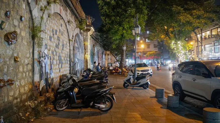 Phố Bích hoạ Phùng Hưng vắng vẻ, vỉa hè bị lấn chiếm làm bãi gửi xe - Ảnh 1. Phố Bích hoạ Phùng Hưng vắng vẻ, vỉa hè bị lấn chiếm làm bãi gửi xe - Ảnh 1.