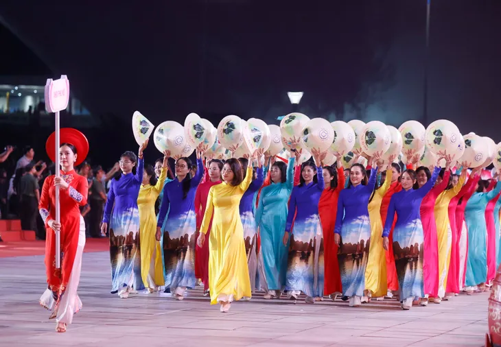 Chủ tịch nước: Phấn đấu để Quảng Ninh trở thành một tỉnh kiểu mẫu giàu đẹp, văn minh, hiện đại - Ảnh 5. Chủ tịch nước: Phấn đấu để Quảng Ninh trở thành một tỉnh kiểu mẫu giàu đẹp, văn minh, hiện đại - Ảnh 5.