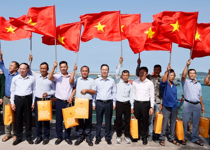 Chủ tịch nước Võ Văn Thưởng thăm huyện đảo Cô Tô, Quảng Ninh - Ảnh 1. Chủ tịch nước Võ Văn Thưởng thăm huyện đảo Cô Tô, Quảng Ninh - Ảnh 1.