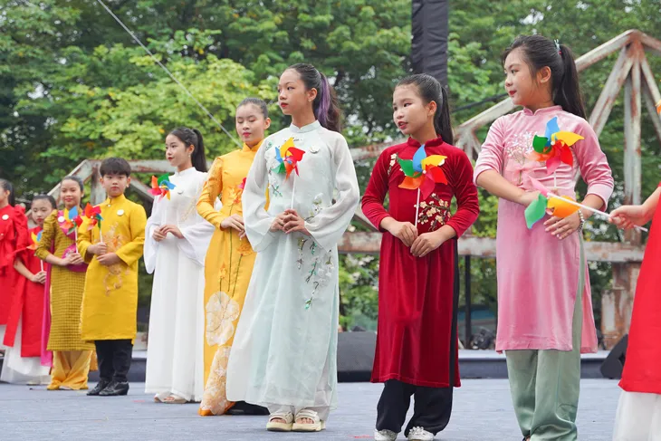 Gần 1000 phụ nữ diễn diễu áo dài tại Hà Nội - Ảnh 5. Gần 1000 phụ nữ diễn diễu áo dài tại Hà Nội - Ảnh 5.
