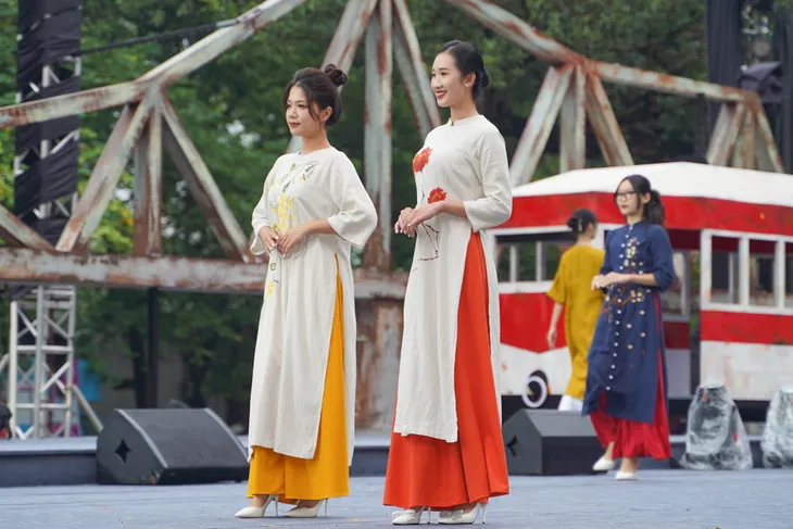 Gần 1000 phụ nữ diễn diễu áo dài tại Hà Nội - Ảnh 7. Gần 1000 phụ nữ diễn diễu áo dài tại Hà Nội - Ảnh 7.