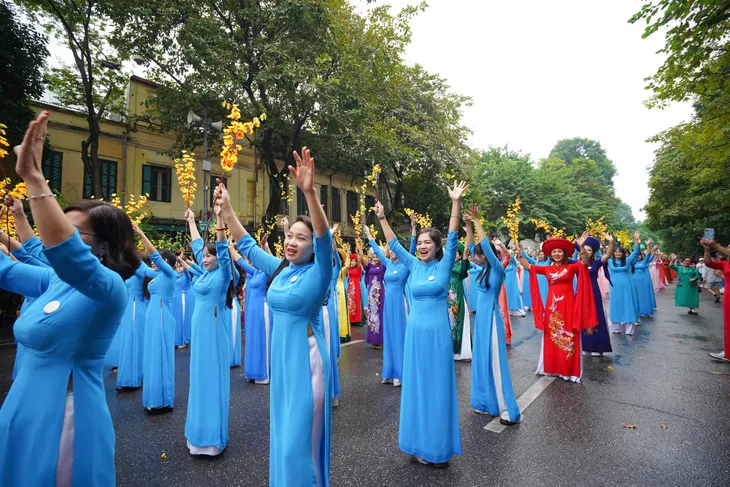 Gần 1000 phụ nữ diễn diễu áo dài tại Hà Nội - Ảnh 9. Gần 1000 phụ nữ diễn diễu áo dài tại Hà Nội - Ảnh 9.