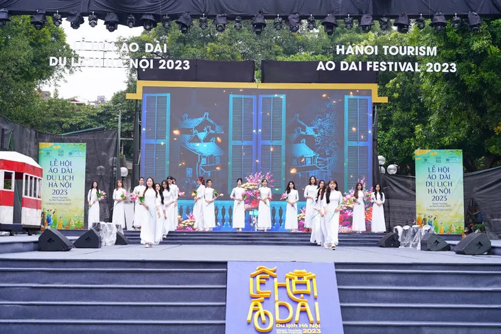 Gần 1000 phụ nữ diễn diễu áo dài tại Hà Nội - Ảnh 2. Gần 1000 phụ nữ diễn diễu áo dài tại Hà Nội - Ảnh 2.