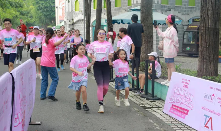 TP Hồ Chí Minh: Hơn 5.000 người chạy tiếp sức bệnh nhân ung thư - Ảnh 7. TP Hồ Chí Minh: Hơn 5.000 người chạy tiếp sức bệnh nhân ung thư - Ảnh 7.