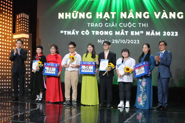 Trao giải cuộc thi Thầy cô trong mắt em năm 2023 - Ảnh 2.