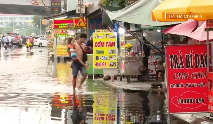 TP Hồ Chí Minh: Ngập nhiều nơi trong ngày triều cường dâng cao - Ảnh 4.