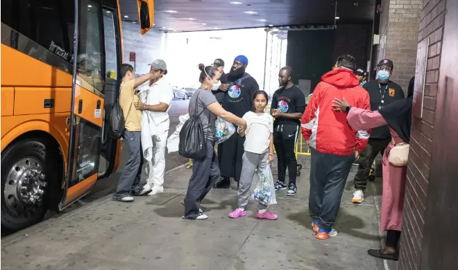 Mexico huy động xe bus chở người di cư ở khu vực biên giới với Mỹ - Ảnh 1. Mexico huy động xe bus chở người di cư ở khu vực biên giới với Mỹ - Ảnh 1.