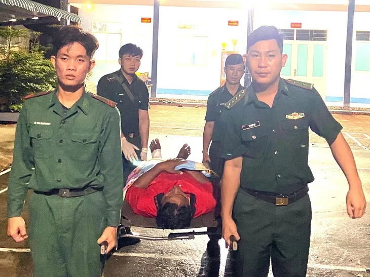 Cà Mau: Kịp thời cứu hộ 15 ngư dân gặp nạn trên biển - Ảnh 1. Cà Mau: Kịp thời cứu hộ 15 ngư dân gặp nạn trên biển - Ảnh 1.