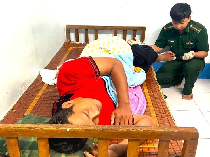 Cà Mau: Kịp thời cứu hộ 15 ngư dân gặp nạn trên biển - Ảnh 2. Cà Mau: Kịp thời cứu hộ 15 ngư dân gặp nạn trên biển - Ảnh 2.