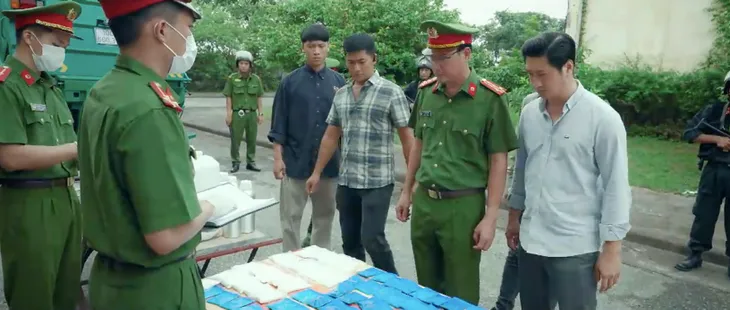 Biệt dược đen - Tập 13: Long (Bình An) bị bắt, Cường (Anh Vũ) tuyên bố thời đại mới của City boy - Ảnh 8. Biệt dược đen - Tập 13: Long (Bình An) bị bắt, Cường (Anh Vũ) tuyên bố thời đại mới của City boy - Ảnh 8.