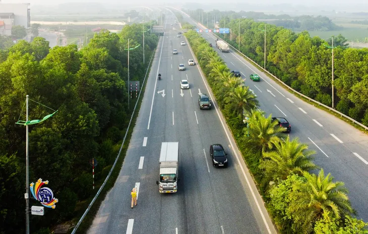 CSGT tăng cường kiểm tra xe máy, xe đạp đi vào làn ô tô trên đường Võ Nguyên Giáp - Ảnh 1. CSGT tăng cường kiểm tra xe máy, xe đạp đi vào làn ô tô trên đường Võ Nguyên Giáp - Ảnh 1.