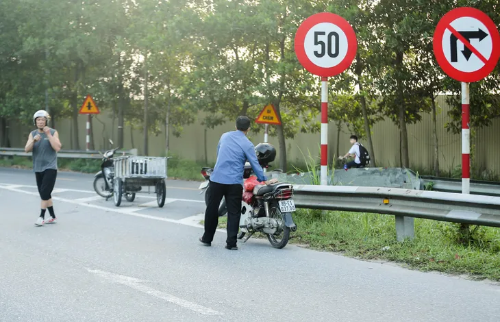 CSGT tăng cường kiểm tra xe máy, xe đạp đi vào làn ô tô trên đường Võ Nguyên Giáp - Ảnh 3. CSGT tăng cường kiểm tra xe máy, xe đạp đi vào làn ô tô trên đường Võ Nguyên Giáp - Ảnh 3.