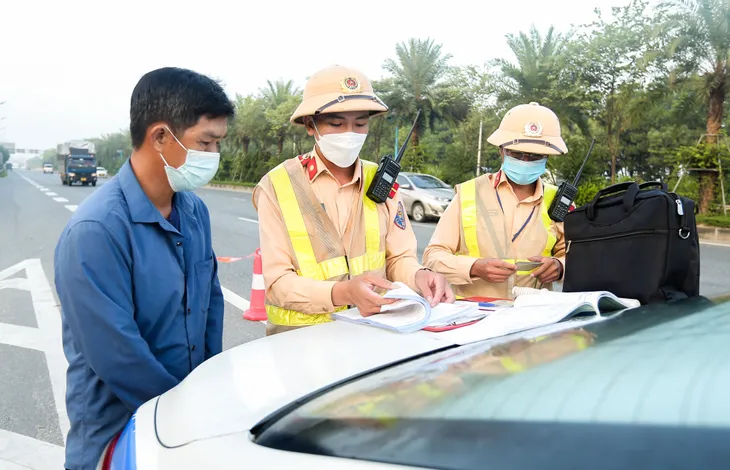 CSGT tăng cường kiểm tra xe máy, xe đạp đi vào làn ô tô trên đường Võ Nguyên Giáp - Ảnh 4. CSGT tăng cường kiểm tra xe máy, xe đạp đi vào làn ô tô trên đường Võ Nguyên Giáp - Ảnh 4.