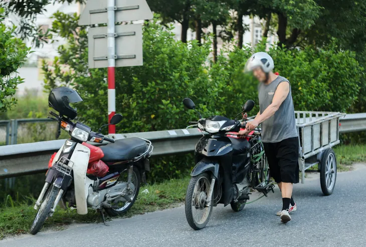 CSGT tăng cường kiểm tra xe máy, xe đạp đi vào làn ô tô trên đường Võ Nguyên Giáp - Ảnh 5. CSGT tăng cường kiểm tra xe máy, xe đạp đi vào làn ô tô trên đường Võ Nguyên Giáp - Ảnh 5.
