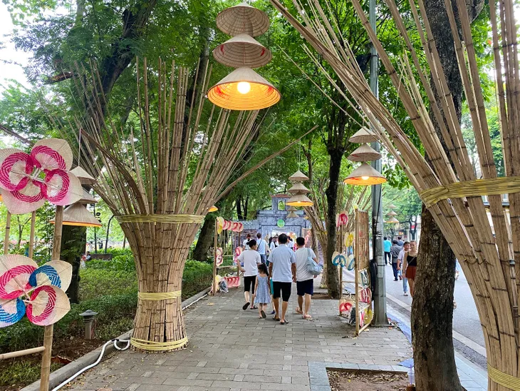 “Check-in” trời thu Hà Nội tại con đường Áo dài độc đáo - Ảnh 13. “Check-in” trời thu Hà Nội tại con đường Áo dài độc đáo - Ảnh 13.
