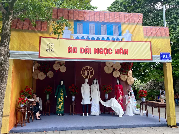 “Check-in” trời thu Hà Nội tại con đường Áo dài độc đáo - Ảnh 11. “Check-in” trời thu Hà Nội tại con đường Áo dài độc đáo - Ảnh 11.