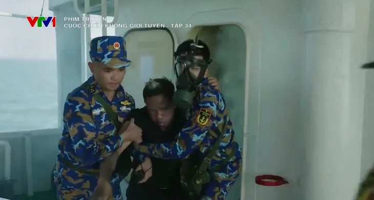 Cuộc chiến không giới tuyến - Tập 34: Hiếu bị thương nặng khi cứu tàu cá ngư dân bị cháy - Ảnh 10. Cuộc chiến không giới tuyến - Tập 34: Hiếu bị thương nặng khi cứu tàu cá ngư dân bị cháy - Ảnh 10.
