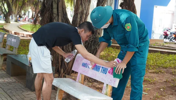 Vũng Tàu: Truy tìm 2 thanh niên bịt mặt xịt sơn lên ghế đá công viên - Ảnh 1. Vũng Tàu: Truy tìm 2 thanh niên bịt mặt xịt sơn lên ghế đá công viên - Ảnh 1.