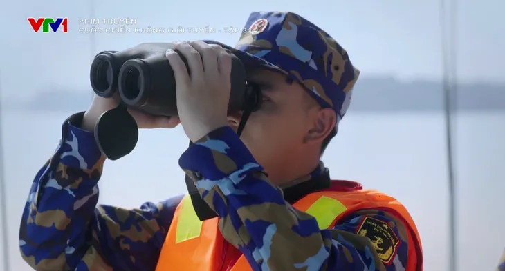 Cuộc chiến không giới tuyến - Tập 34: Hiếu bị thương nặng khi cứu tàu cá ngư dân bị cháy - Ảnh 5. Cuộc chiến không giới tuyến - Tập 34: Hiếu bị thương nặng khi cứu tàu cá ngư dân bị cháy - Ảnh 5.