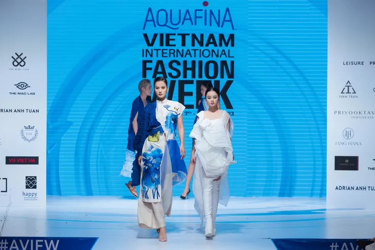 NTK Vũ Việt Hà trình làng BST Sóng Tơ, mở màn Tuần lễ Thời trang Quốc tế Việt Nam Thu Đông 2023 - Ảnh 5. NTK Vũ Việt Hà trình làng BST Sóng Tơ, mở màn Tuần lễ Thời trang Quốc tế Việt Nam Thu Đông 2023 - Ảnh 5.