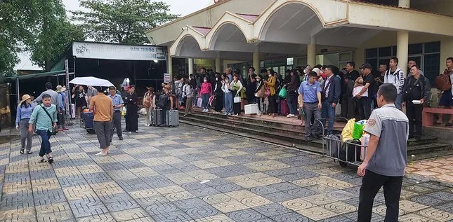 Trung chuyển hành khách qua đoạn đường sắt Bắc - Nam qua Hà Tĩnh bị sạt lở - Ảnh 2. Trung chuyển hành khách qua đoạn đường sắt Bắc - Nam qua Hà Tĩnh bị sạt lở - Ảnh 2.