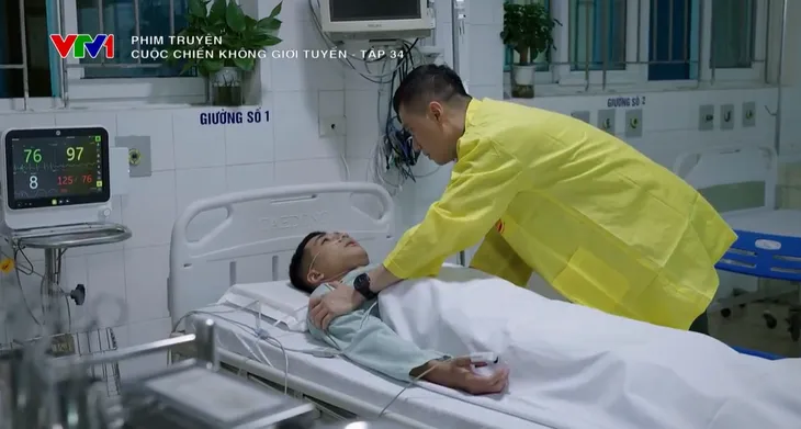 Cuộc chiến không giới tuyến - Tập 34: Hiếu bị thương nặng khi cứu tàu cá ngư dân bị cháy - Ảnh 16. Cuộc chiến không giới tuyến - Tập 34: Hiếu bị thương nặng khi cứu tàu cá ngư dân bị cháy - Ảnh 16.