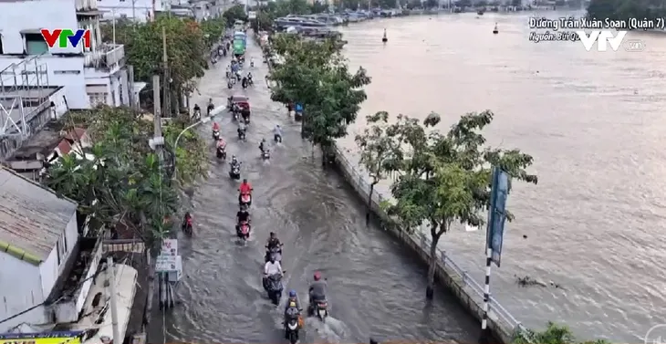 Triều cường đạt đỉnh, nhiều tuyến đường TP Hồ Chí Minh ngập nặng - Ảnh 1. Triều cường đạt đỉnh, nhiều tuyến đường TP Hồ Chí Minh ngập nặng - Ảnh 1.