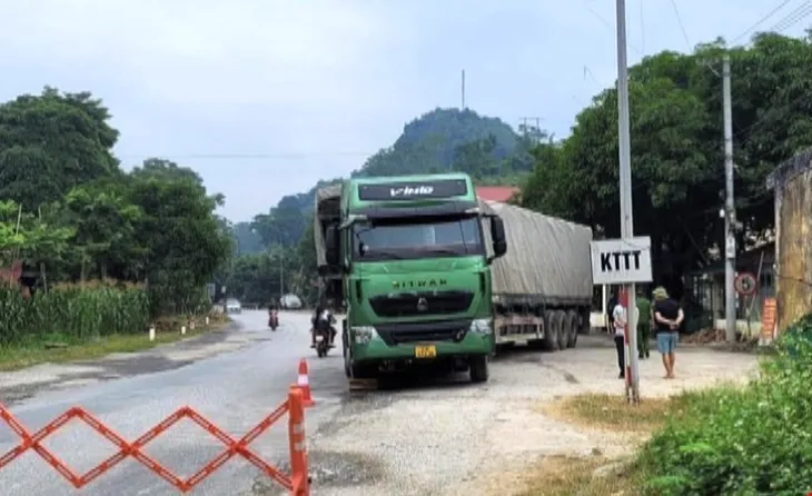 Tạm giữ hình sự tài xế xe container chở quá tải, chống người thi hành công vụ - Ảnh 1. Tạm giữ hình sự tài xế xe container chở quá tải, chống người thi hành công vụ - Ảnh 1.