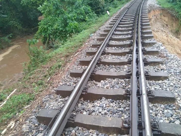 Mưa lớn kéo dài, đường sắt Bắc Nam bị sạt lở, ngập lụt nhiều đoạn - Ảnh 1. Mưa lớn kéo dài, đường sắt Bắc Nam bị sạt lở, ngập lụt nhiều đoạn - Ảnh 1.