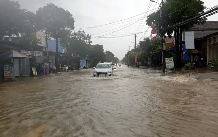 Mưa lũ gây ngập úng, sạt lở nghiêm trọng tại Hà Tĩnh - Ảnh 2. Mưa lũ gây ngập úng, sạt lở nghiêm trọng tại Hà Tĩnh - Ảnh 2.