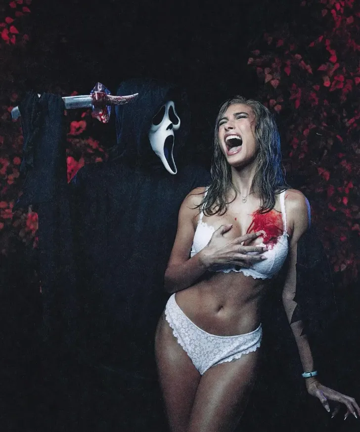 Hailey Bieber gây sốt với màn hóa trang Halloween - Ảnh 3. Hailey Bieber gây sốt với màn hóa trang Halloween - Ảnh 3.