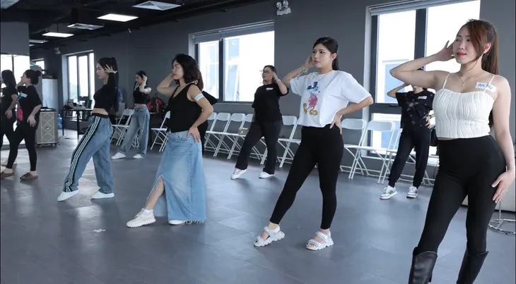 Chồng học chụp ảnh, vợ học tạo dáng - Ảnh 2. Chồng học chụp ảnh, vợ học tạo dáng - Ảnh 2.