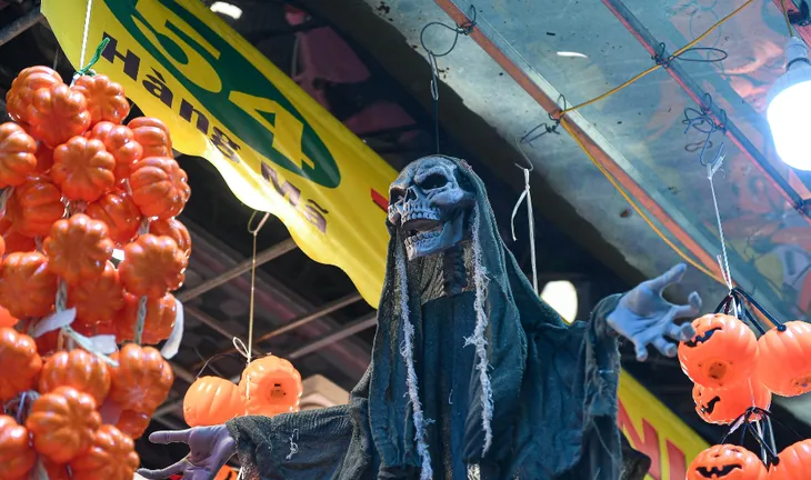 Không khí Halloween ngập tràn ở Hà Nội - Ảnh 1.