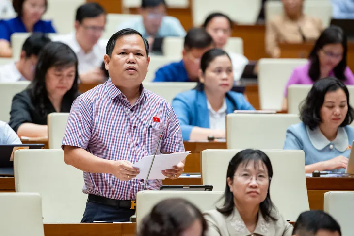 Đại biểu Quốc hội tranh luận: Có nên giao Bộ GD-ĐT biên soạn sách giáo khoa? - Ảnh 1. Đại biểu Quốc hội tranh luận: Có nên giao Bộ GD-ĐT biên soạn sách giáo khoa? - Ảnh 1.