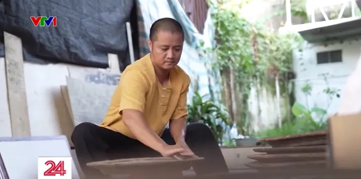 Họa sĩ “thổi hồn” cho mâm gỗ cổ - Ảnh 1. Họa sĩ “thổi hồn” cho mâm gỗ cổ - Ảnh 1.
