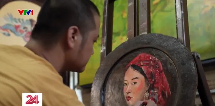 Họa sĩ “thổi hồn” cho mâm gỗ cổ - Ảnh 3. Họa sĩ “thổi hồn” cho mâm gỗ cổ - Ảnh 3.