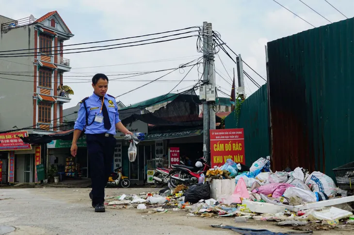 Khu trọ xập xệ, người lao động lo lắng dịch sốt xuất huyết hoành hành - Ảnh 4. Khu trọ xập xệ, người lao động lo lắng dịch sốt xuất huyết hoành hành - Ảnh 4.