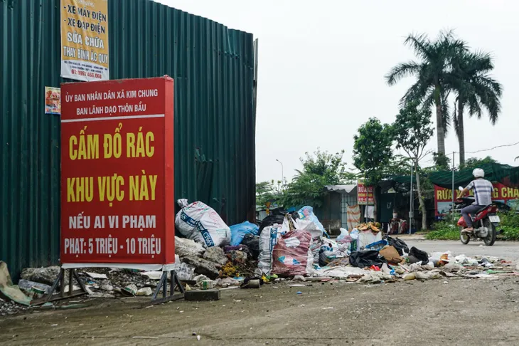 Khu trọ xập xệ, người lao động lo lắng dịch sốt xuất huyết hoành hành - Ảnh 3. Khu trọ xập xệ, người lao động lo lắng dịch sốt xuất huyết hoành hành - Ảnh 3.