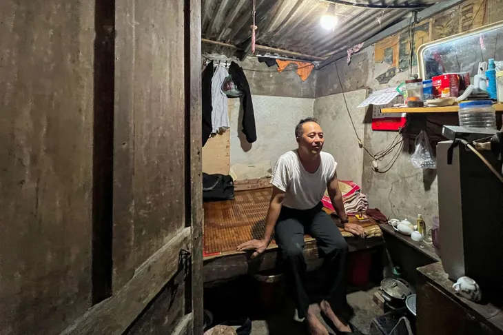 Khu trọ xập xệ, người lao động lo lắng dịch sốt xuất huyết hoành hành - Ảnh 1. Khu trọ xập xệ, người lao động lo lắng dịch sốt xuất huyết hoành hành - Ảnh 1.