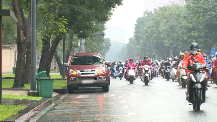TP Hồ Chí Minh: Người dân loay hoay tìm bãi giữ xe - Ảnh 1. TP Hồ Chí Minh: Người dân loay hoay tìm bãi giữ xe - Ảnh 1.